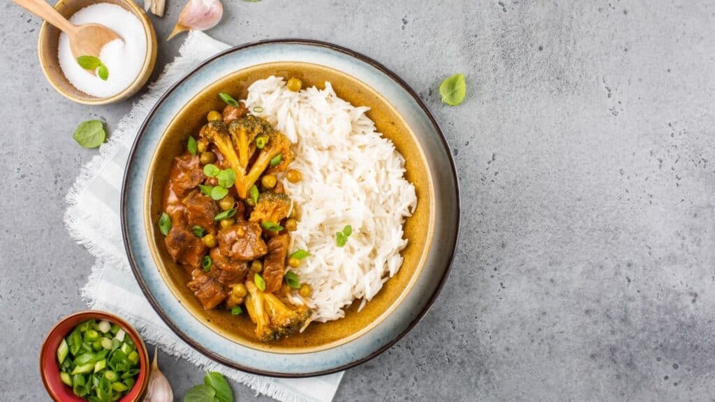 Un plat équilibré riche en glucides et protéines idéal pour la récupération après leffort