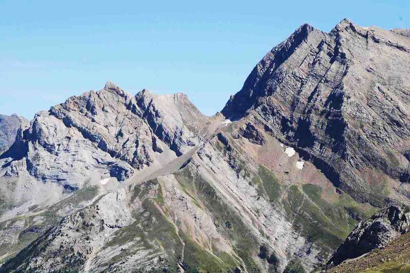 Ascension guidée de l'arête Nord Ouest des Astazous avec les guides de montagne de Caminando