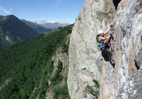 Grande voie d'escalade en initiation dans les Pyrénées